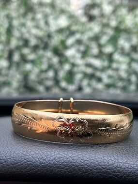 14K Gold Plated Floral Engraved Hinged Bangle Bracelet Size 8” 8.25”